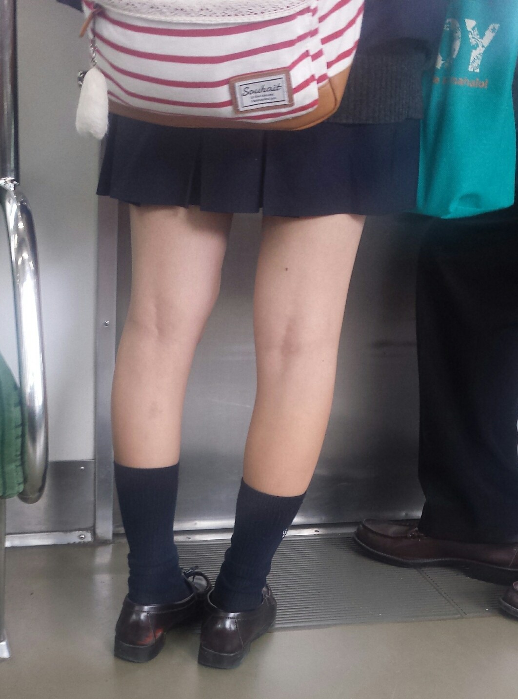 【JK盗撮エロ画像】電車内で下半身のエロさが際立つ制服女子校生の健康的な美脚を隠し撮りｗｗｗ-10