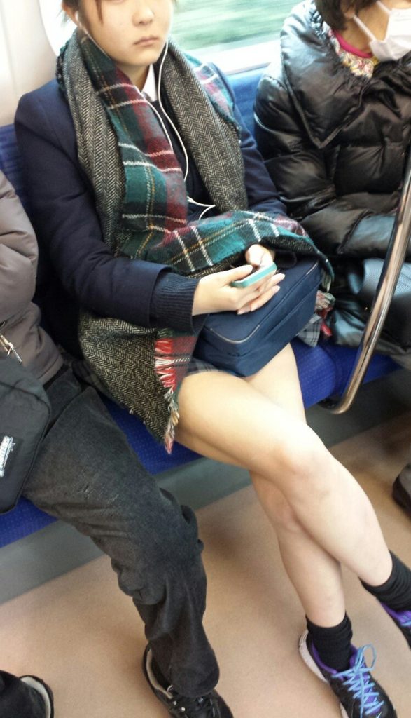 【JK盗撮エロ画像】電車内で下半身のエロさが際立つ制服女子校生の健康的な美脚を隠し撮りｗｗｗ-15