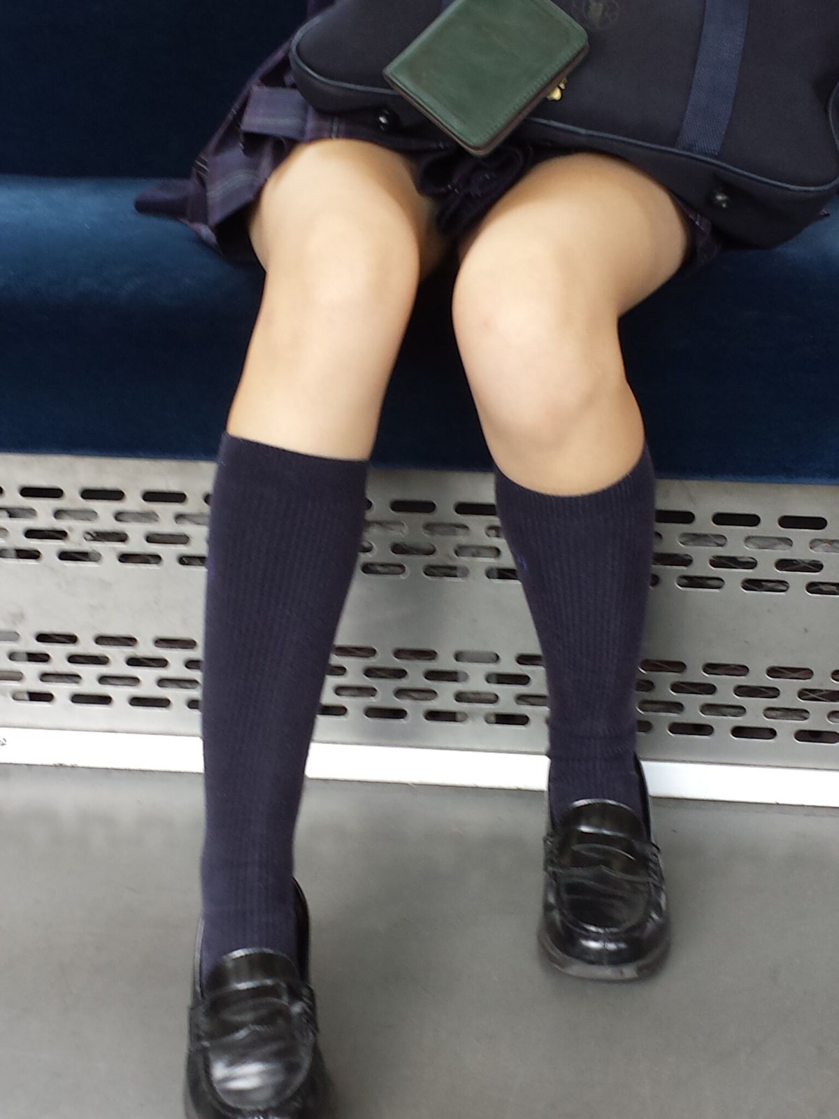 【JK盗撮エロ画像】電車内で下半身のエロさが際立つ制服女子校生の健康的な美脚を隠し撮りｗｗｗ-16
