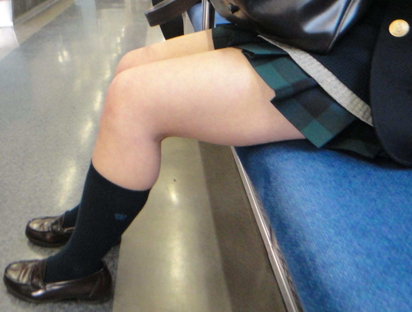 【JK盗撮エロ画像】電車内で下半身のエロさが際立つ制服女子校生の健康的な美脚を隠し撮りｗｗｗ-17