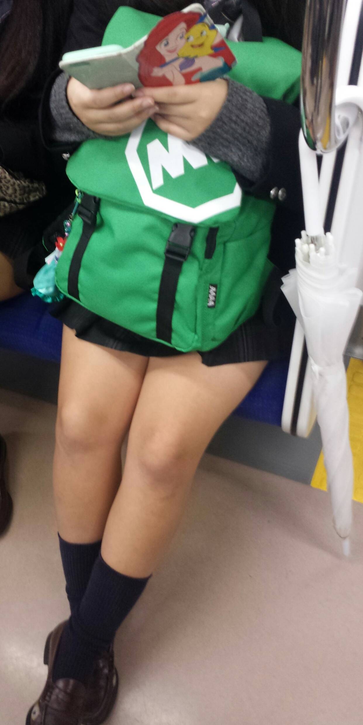 【JK盗撮エロ画像】電車内で下半身のエロさが際立つ制服女子校生の健康的な美脚を隠し撮りｗｗｗ-18