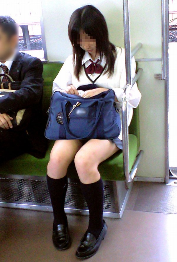 【JK盗撮エロ画像】電車内で下半身のエロさが際立つ制服女子校生の健康的な美脚を隠し撮りｗｗｗ-20