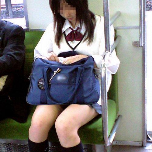 【JK盗撮エロ画像】電車内で下半身のエロさが際立つ制服女子校生の健康的な美脚を隠し撮りｗｗｗ