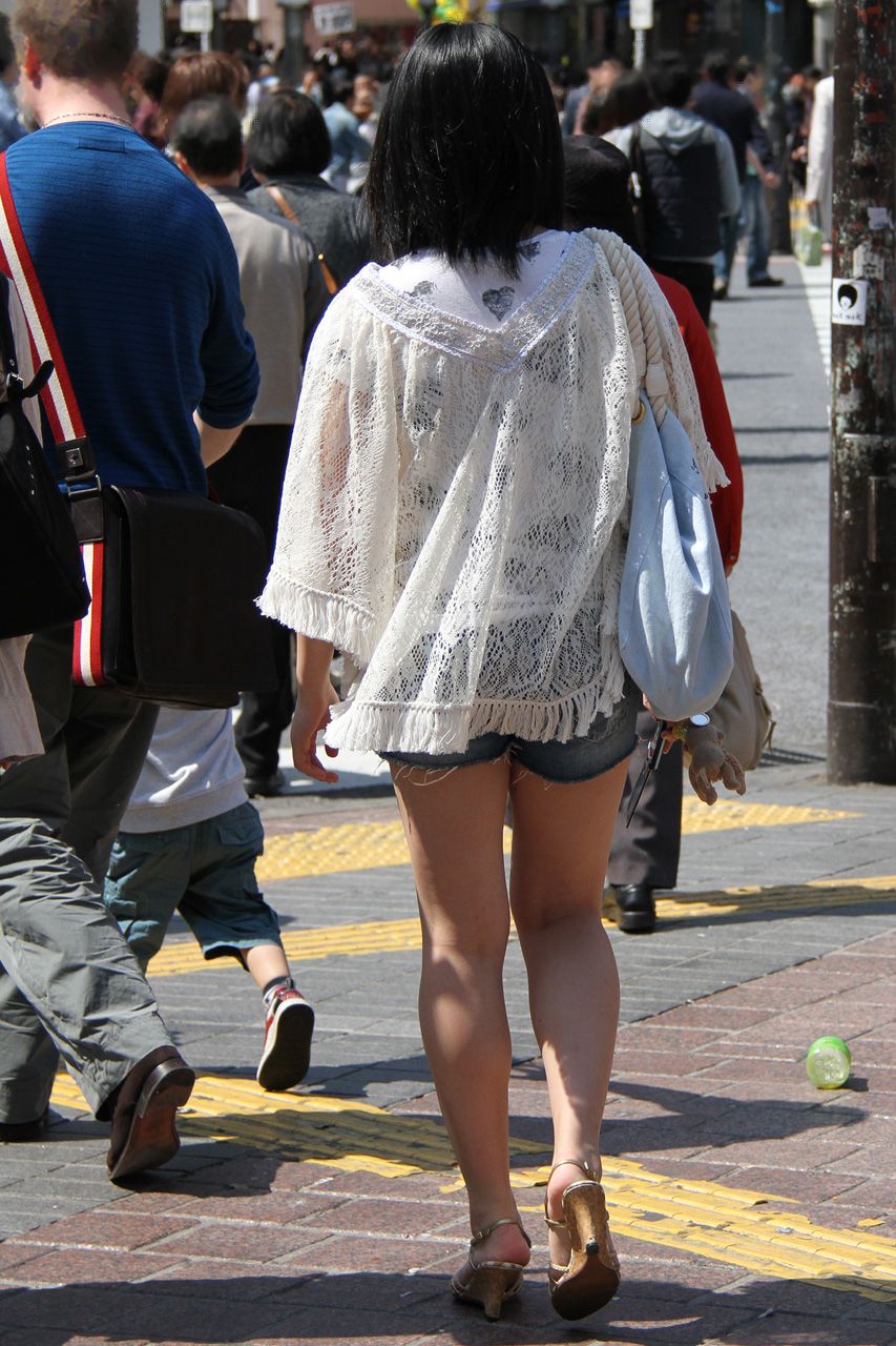 【街撮り美脚エロ画像】マジエロいｗｗｗ脚の綺麗な女の子が短パンを履いてるとムラムラするｗｗｗ-04