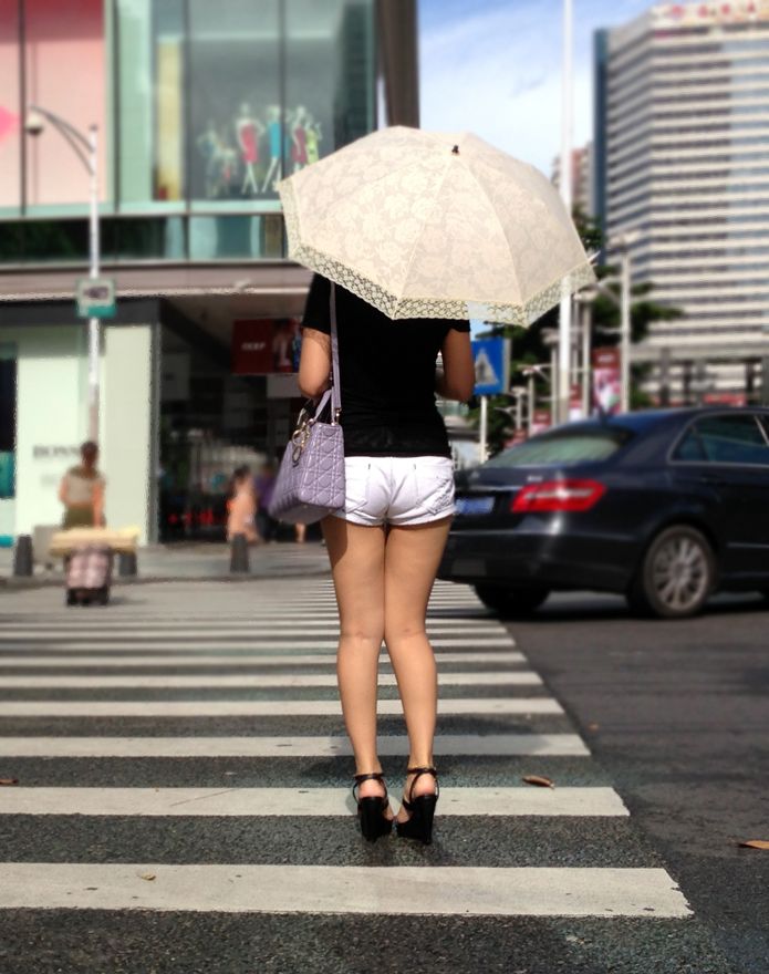 【街撮り美脚エロ画像】マジエロいｗｗｗ脚の綺麗な女の子が短パンを履いてるとムラムラするｗｗｗ-06