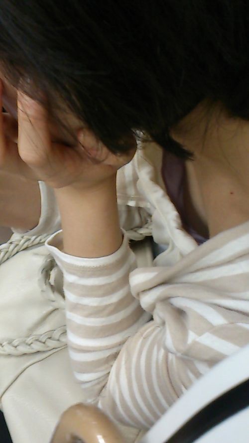 【胸チラエロ画像】街中で女の子の緩んだ胸元からおっぱいを盗撮…乳首見えはラッキーｗｗｗ-06