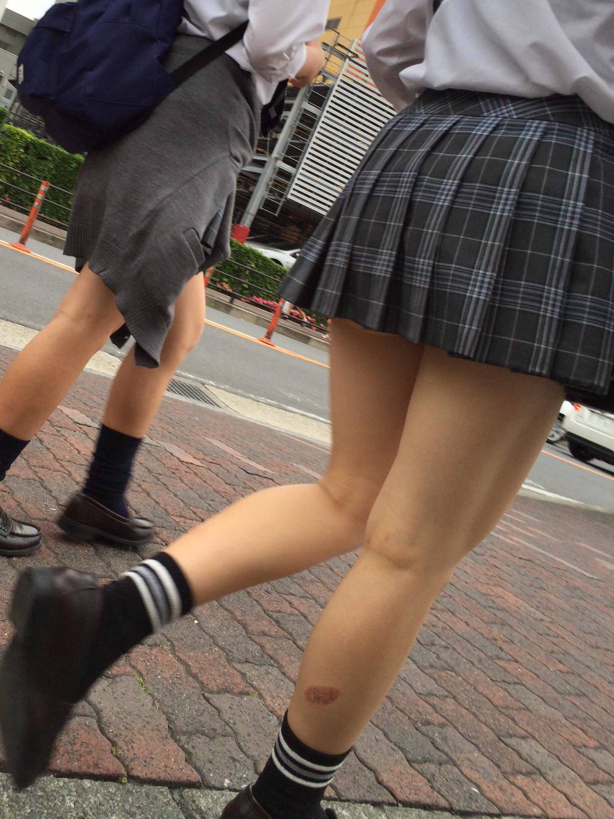【街撮りJKエロ画像】生脚の破壊力ｗｗｗ女子校生のムチムチ太ももをガン見ｗｗｗ-01