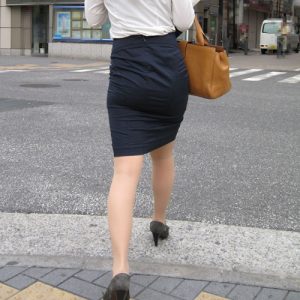 【街撮りOLエロ画像】美人お姉さんのタイトスカートから覗くセクシー美脚で抜くｗｗｗ