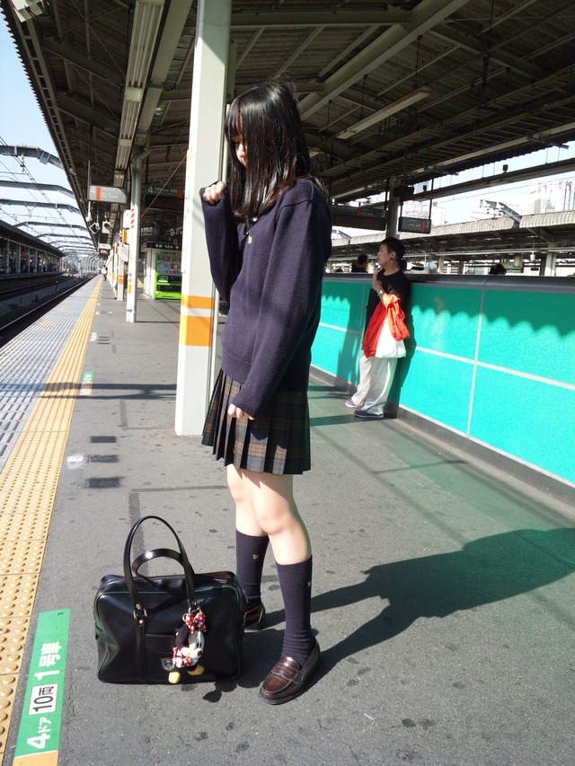 【JK美脚エロ画像】駅のホームで見つけた可愛い女子校生たちのスベスベの生脚にムラムラするｗｗｗ-01