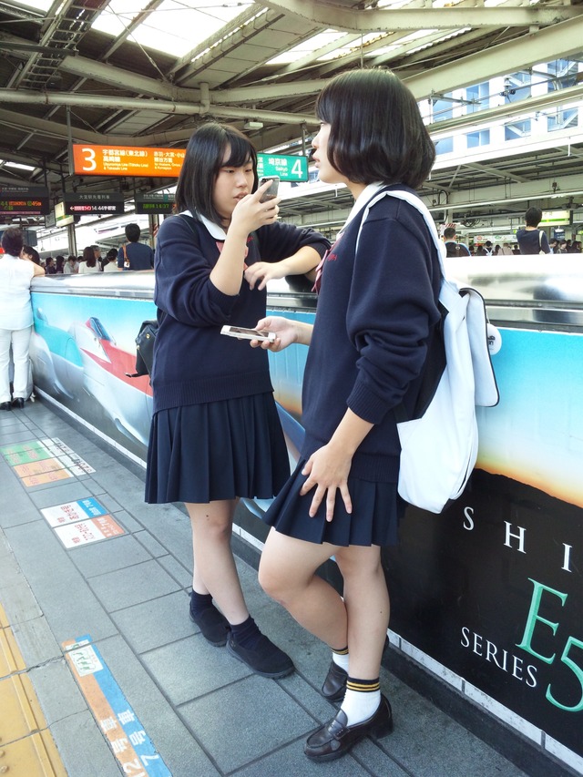 【JK美脚エロ画像】駅のホームで見つけた可愛い女子校生たちのスベスベの生脚にムラムラするｗｗｗ-03