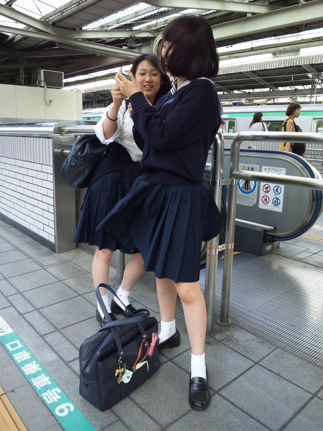 【JK美脚エロ画像】駅のホームで見つけた可愛い女子校生たちのスベスベの生脚にムラムラするｗｗｗ-04