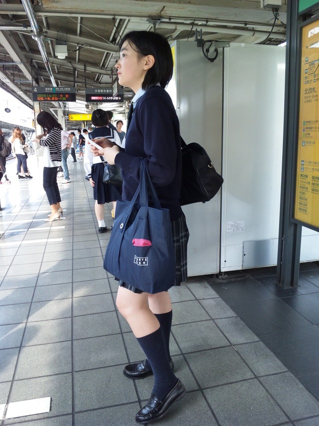 【JK美脚エロ画像】駅のホームで見つけた可愛い女子校生たちのスベスベの生脚にムラムラするｗｗｗ-05