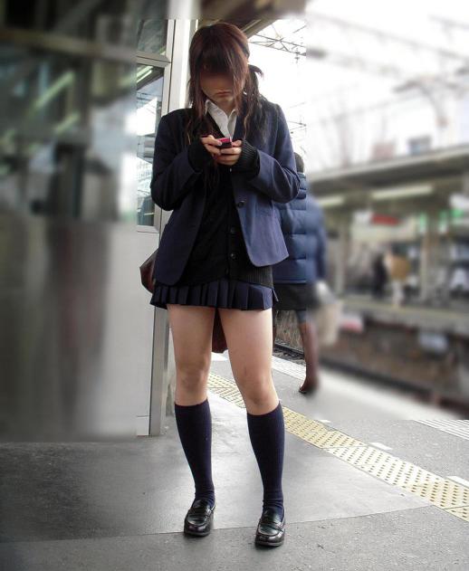 【JK美脚エロ画像】駅のホームで見つけた可愛い女子校生たちのスベスベの生脚にムラムラするｗｗｗ-07