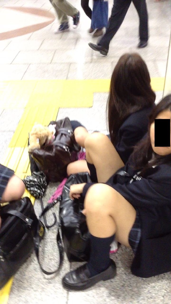 【JK美脚エロ画像】駅のホームで見つけた可愛い女子校生たちのスベスベの生脚にムラムラするｗｗｗ-10