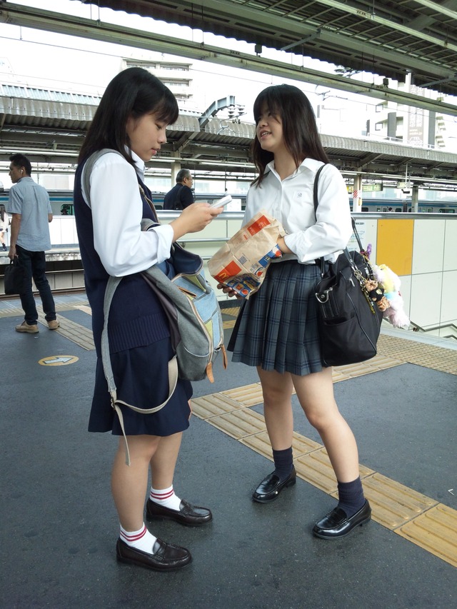 【JK美脚エロ画像】駅のホームで見つけた可愛い女子校生たちのスベスベの生脚にムラムラするｗｗｗ-11