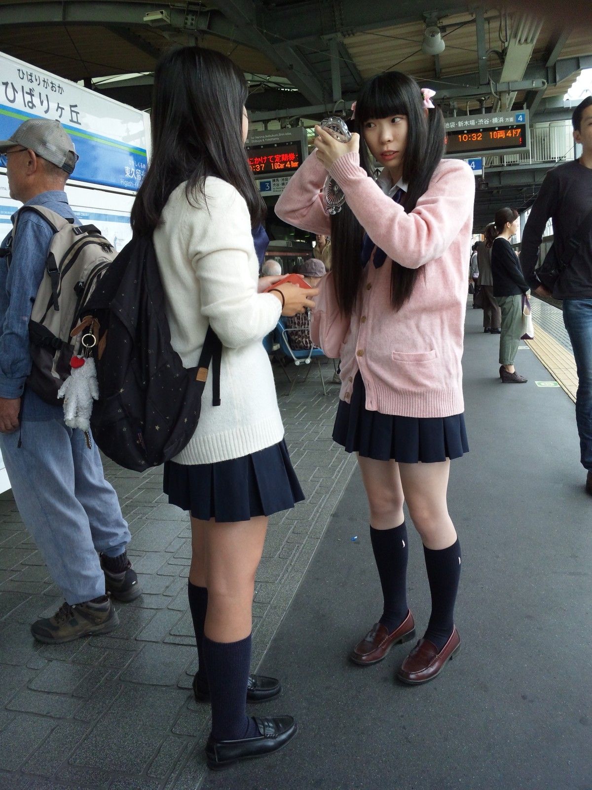 【JK美脚エロ画像】駅のホームで見つけた可愛い女子校生たちのスベスベの生脚にムラムラするｗｗｗ-12