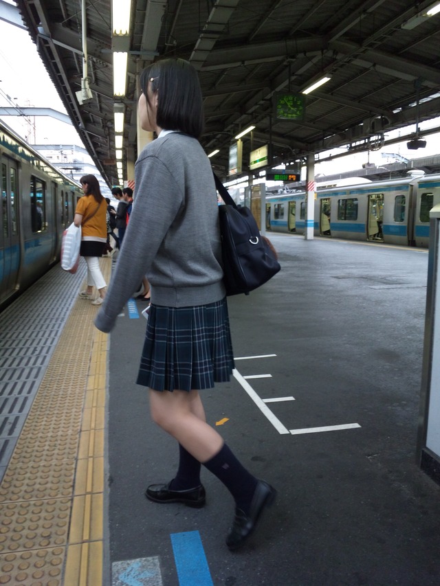 【JK美脚エロ画像】駅のホームで見つけた可愛い女子校生たちのスベスベの生脚にムラムラするｗｗｗ-13
