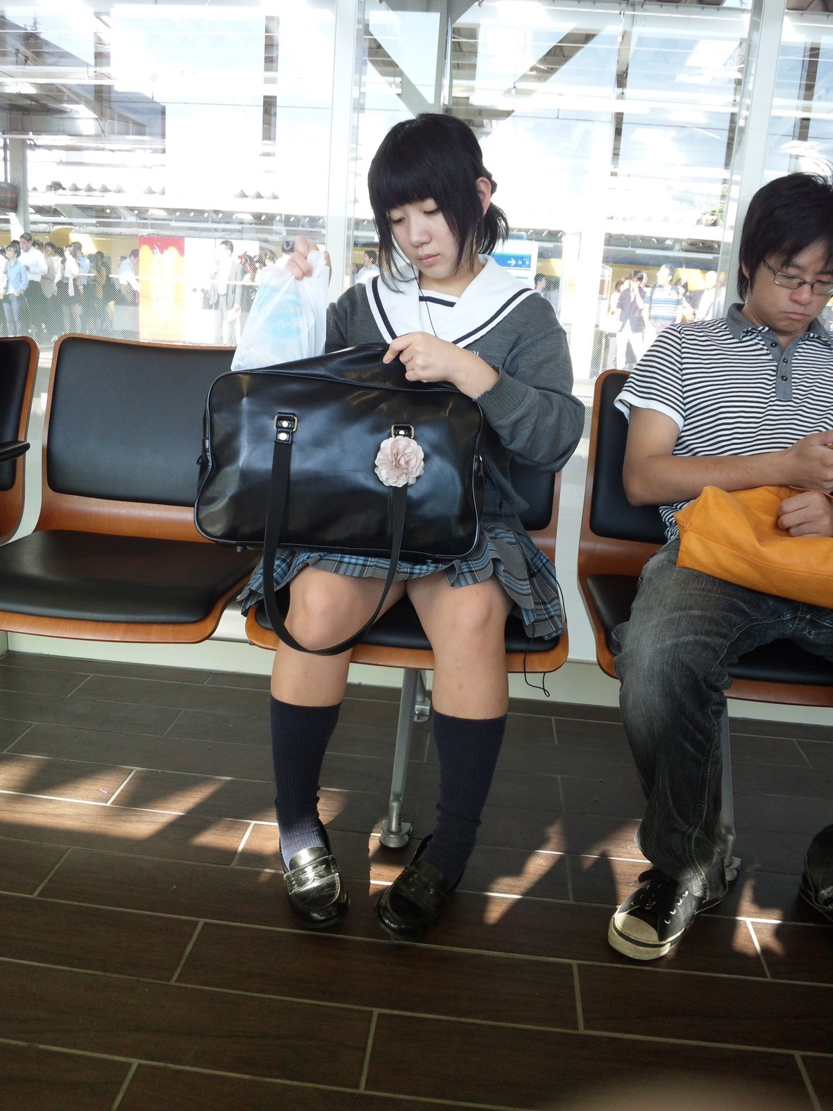 【JK美脚エロ画像】駅のホームで見つけた可愛い女子校生たちのスベスベの生脚にムラムラするｗｗｗ-14