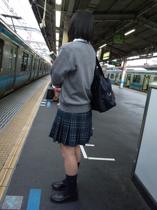【JK美脚エロ画像】駅のホームで見つけた可愛い女子校生たちのスベスベの生脚にムラムラするｗｗｗ-15
