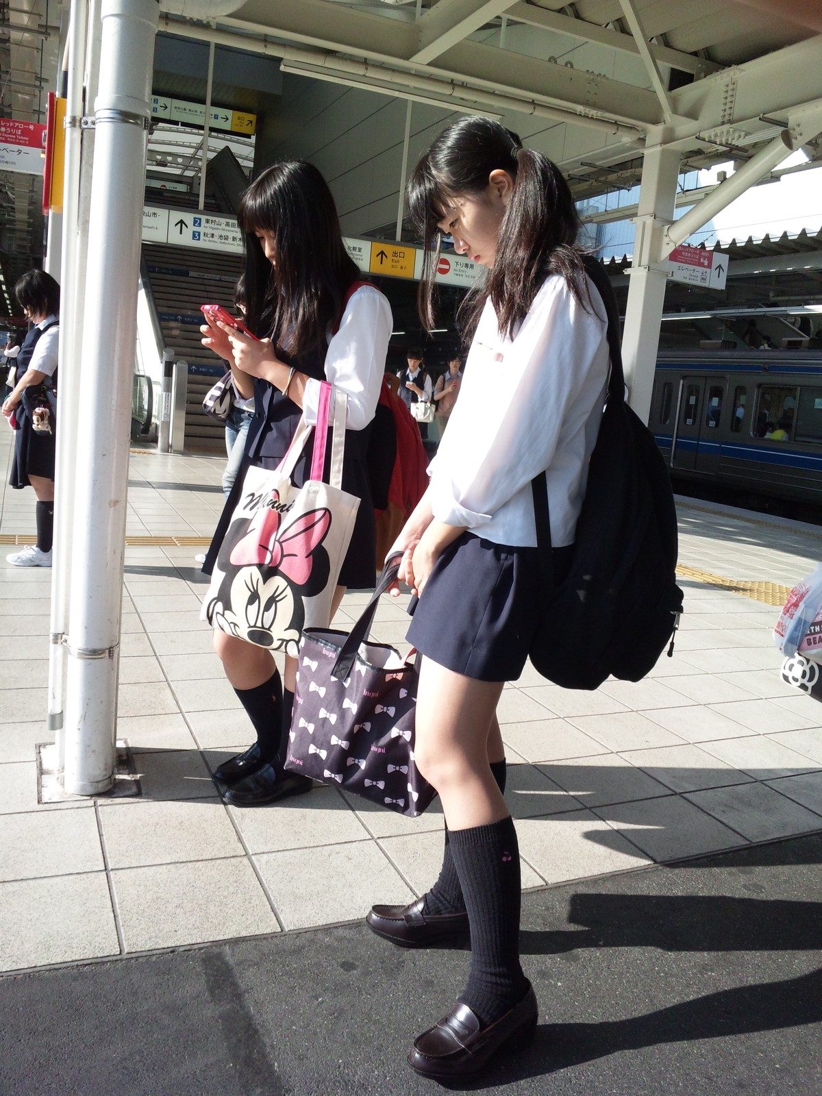 【JK美脚エロ画像】駅のホームで見つけた可愛い女子校生たちのスベスベの生脚にムラムラするｗｗｗ-16