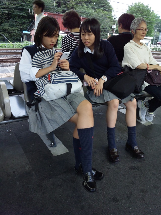 【JK美脚エロ画像】駅のホームで見つけた可愛い女子校生たちのスベスベの生脚にムラムラするｗｗｗ-18