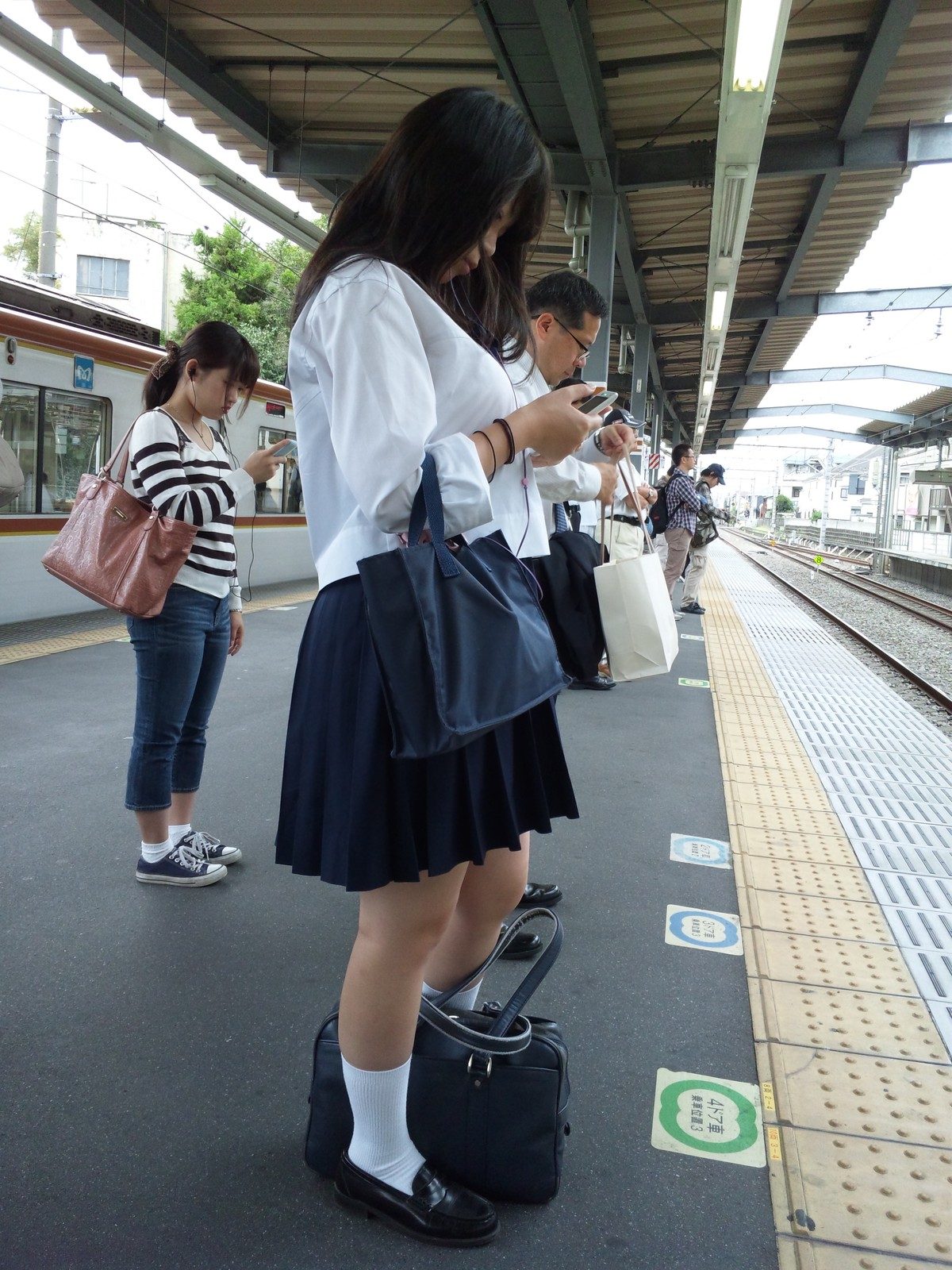 【JK美脚エロ画像】駅のホームで見つけた可愛い女子校生たちのスベスベの生脚にムラムラするｗｗｗ-19