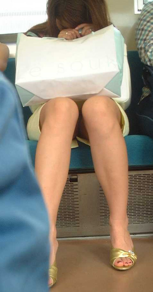 【電車内盗撮エロ画像】無防備に隙を見せるミニスカお姉さんの美脚がスケベ過ぎるｗｗｗ-16