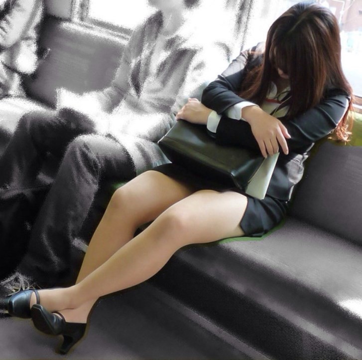 【電車内盗撮エロ画像】無防備に隙を見せるミニスカお姉さんの美脚がスケベ過ぎるｗｗｗ-19