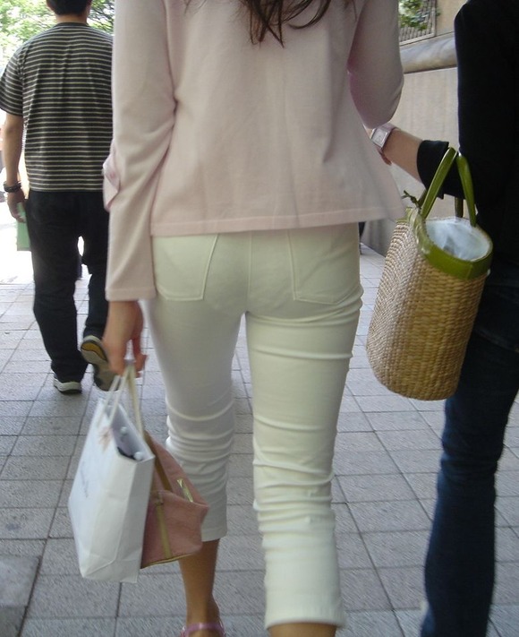 【透けパンエロ画像】素人お姉さん達が白いズボンでパンティラインをモロ見せｗｗｗ-02