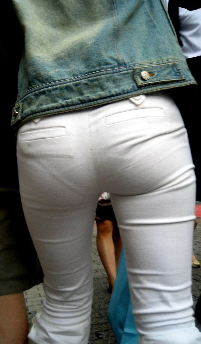 【透けパンエロ画像】素人お姉さん達が白いズボンでパンティラインをモロ見せｗｗｗ-13