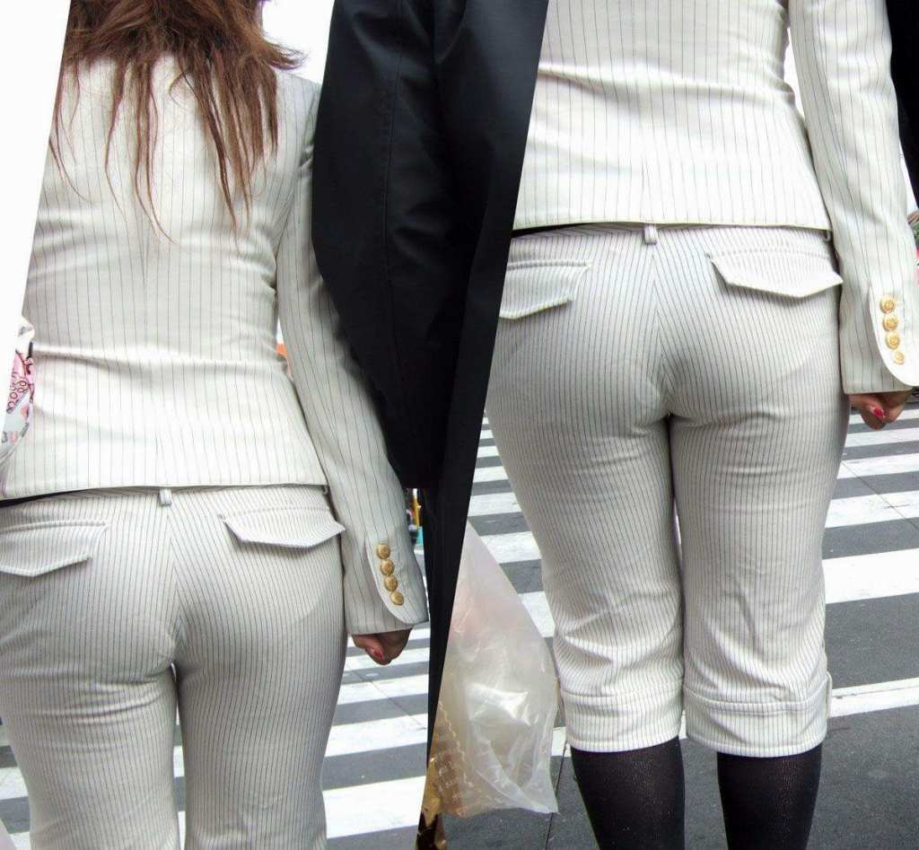 【透けパンエロ画像】素人お姉さん達が白いズボンでパンティラインをモロ見せｗｗｗ-15