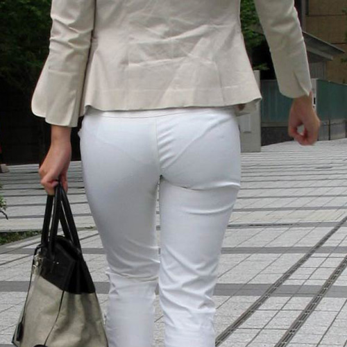 【透けパンエロ画像】素人お姉さん達が白いズボンでパンティラインをモロ見せｗｗｗ