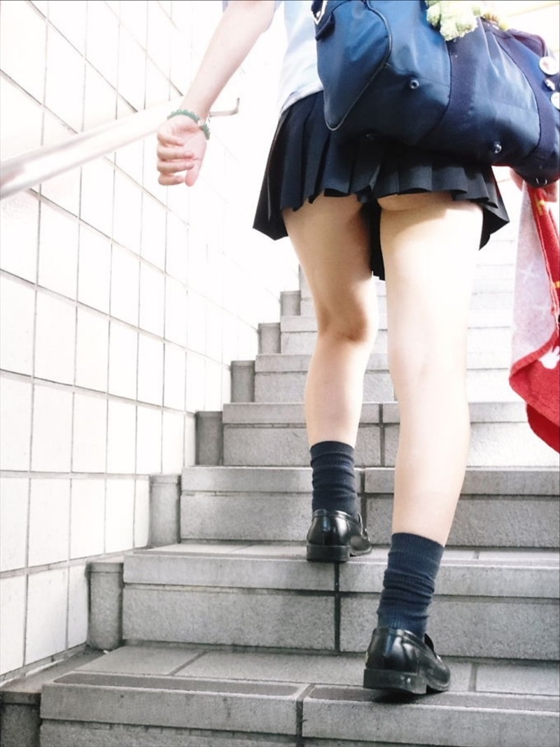 【街撮りJKエロ画像】ミニスカートで登下校してる制服女子校生の太ももをガン見して興奮ｗｗｗ-10