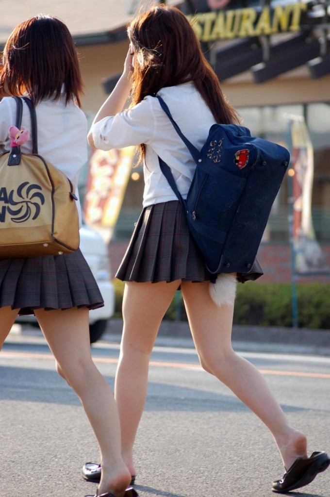 【街撮りJKエロ画像】ミニスカートで登下校してる制服女子校生の太ももをガン見して興奮ｗｗｗ-13