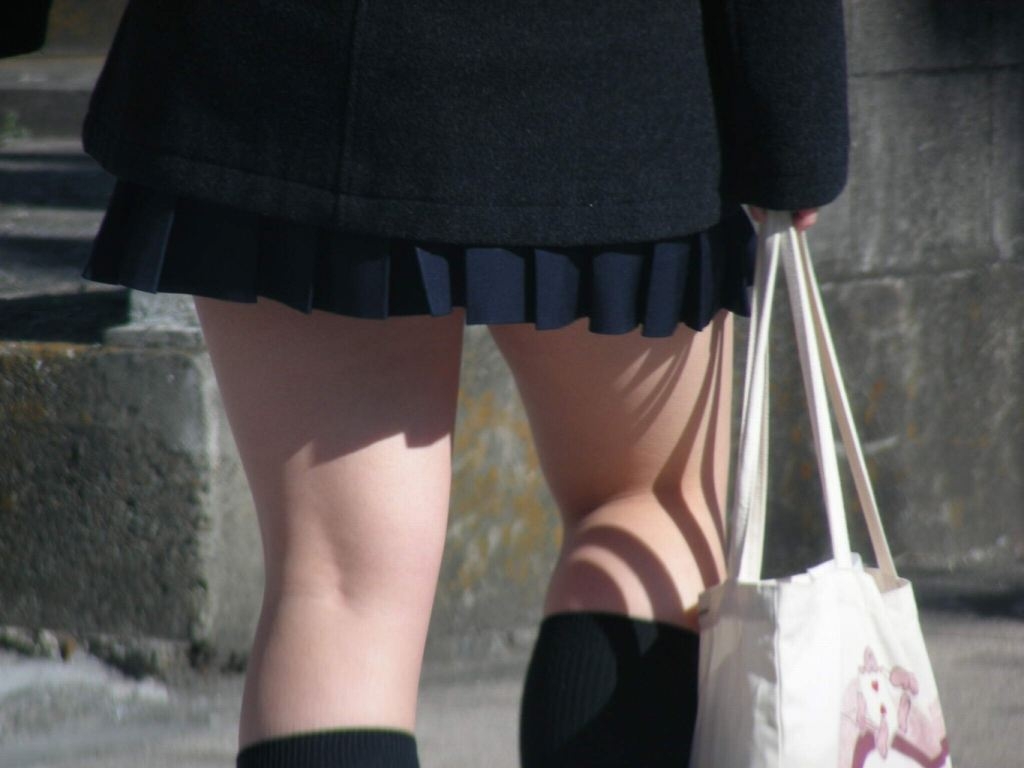 【街撮りJKエロ画像】ミニスカートで登下校してる制服女子校生の太ももをガン見して興奮ｗｗｗ-18