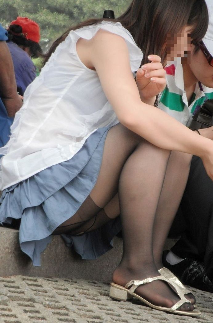 【熟女パンチラエロ画像】しゃがみ込んだ奥さんのパンツが見たくてスカートの中を盗撮ｗｗｗ-05