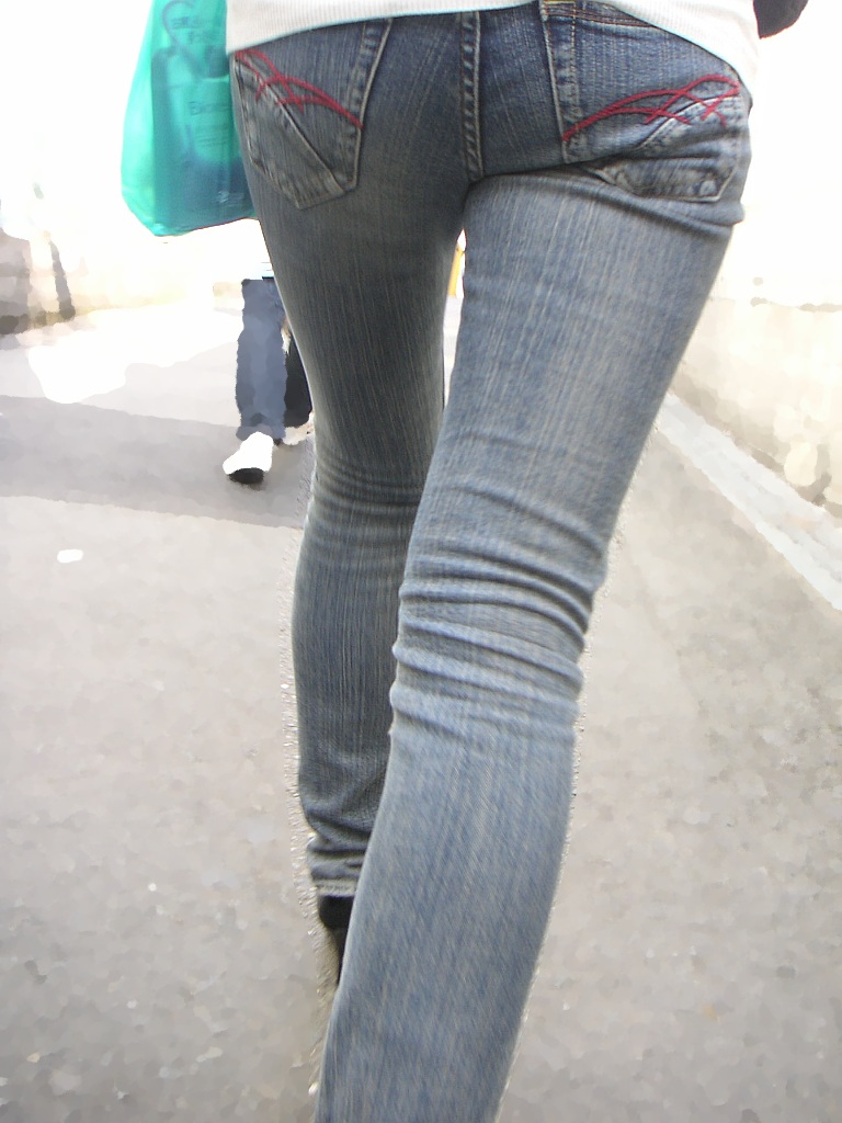 【素人エロ画像】ジーンズを履いてるお姉さんのセクシーな巨尻が堪らない街撮りｗｗｗ-11