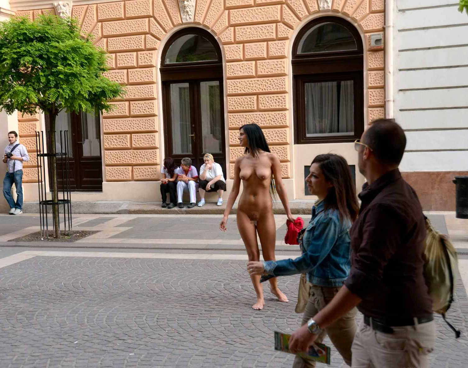 【海外露出エロ画像】ナイスボディの外国人美女たちが公共の場で大胆過ぎるｗｗｗ-12