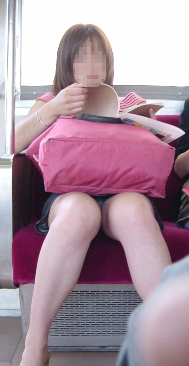 【電車内パンチラエロ画像】ミニスカ女性の太ももの奥にあるデルタゾーンを覗き見ｗｗｗ-01