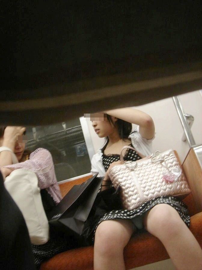 【電車内パンチラエロ画像】ミニスカ女性の太ももの奥にあるデルタゾーンを覗き見ｗｗｗ-02