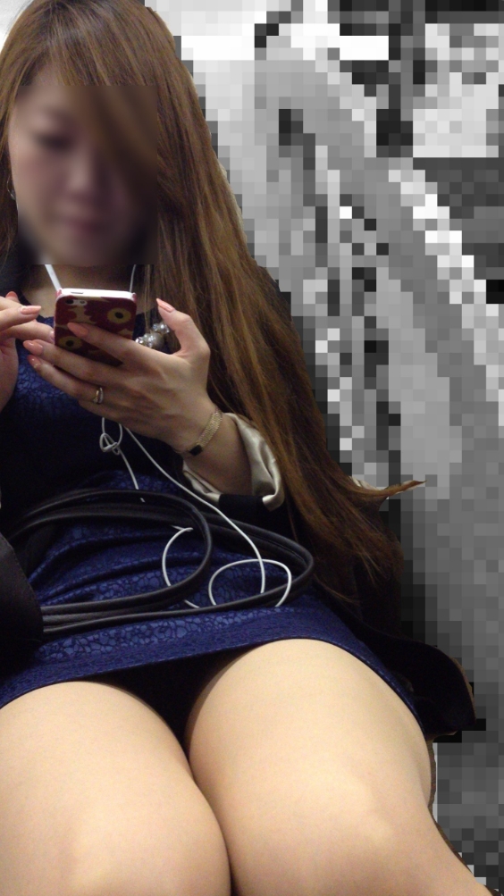 【電車内パンチラエロ画像】ミニスカ女性の太ももの奥にあるデルタゾーンを覗き見ｗｗｗ-05