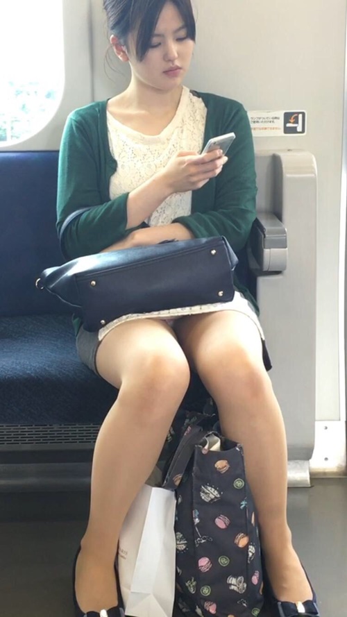 【電車内パンチラエロ画像】ミニスカ女性の太ももの奥にあるデルタゾーンを覗き見ｗｗｗ-11