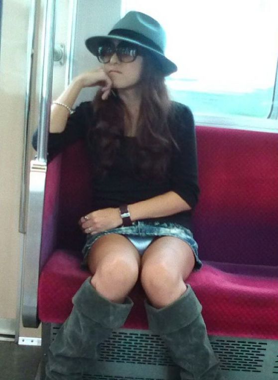 【電車内パンチラエロ画像】ミニスカ女性の太ももの奥にあるデルタゾーンを覗き見ｗｗｗ-19