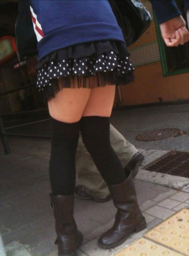 【街撮り美脚エロ画像】めっちゃ脚の綺麗なミニスカお姉さんの下半身をずっとガン見ｗｗｗ-10