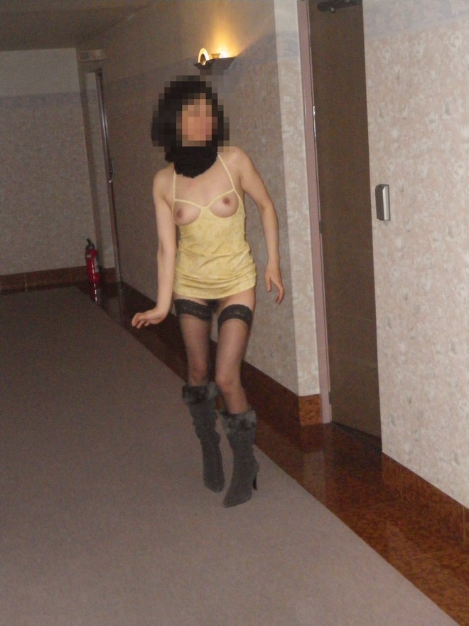 【露出エロ画像】ホテルの廊下で服を脱ぎおっぱいやお尻を晒してる変態女子ｗｗｗ-16