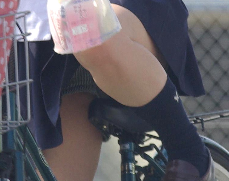 【JKパンチラエロ画像】ミニスカで自転車に乗ってる制服女子校生のパンツを見逃すなｗｗｗ-02