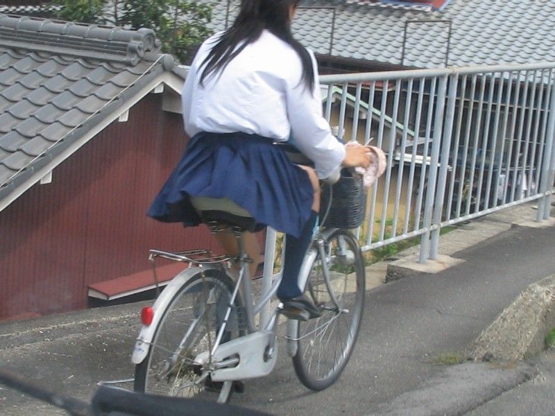 【JKパンチラエロ画像】ミニスカで自転車に乗ってる制服女子校生のパンツを見逃すなｗｗｗ-05