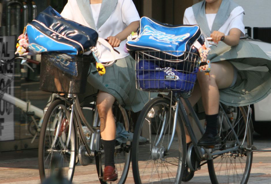 【JKパンチラエロ画像】ミニスカで自転車に乗ってる制服女子校生のパンツを見逃すなｗｗｗ-18