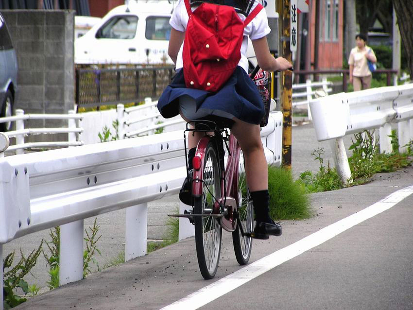 【JKパンチラエロ画像】ミニスカで自転車に乗ってる制服女子校生のパンツを見逃すなｗｗｗ-20