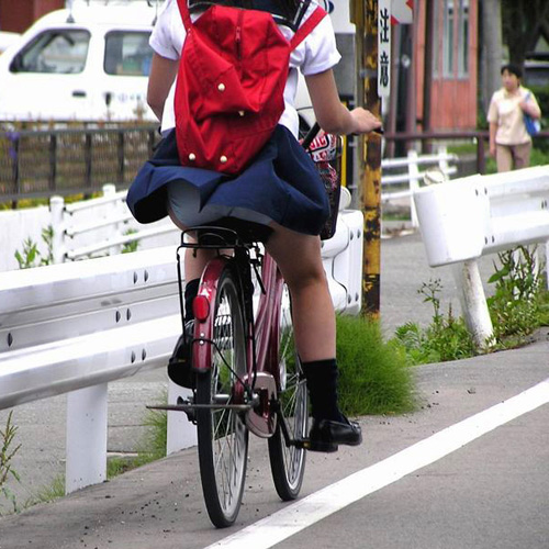 【JKパンチラエロ画像】ミニスカで自転車に乗ってる制服女子校生のパンツを見逃すなｗｗｗ